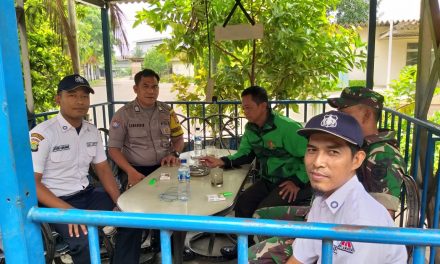 Berikan Himbuan dan Pembinaan, Bhabinkamtibmas Kel. Poris Plawad Bripka Komarudin Security PT. ARAYA