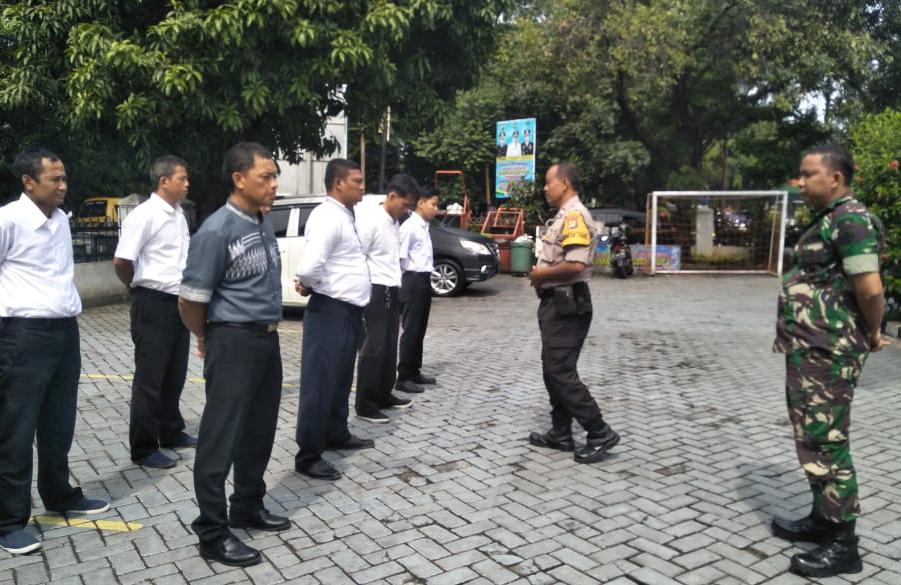 Aiptu Sukarno bersama Babinsa Melaksanakan Pembinaan Keamanan Swakarsa Kepada Calon Satpam kelurahan di Cipondoh