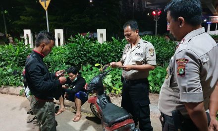 Pemeriksaan  Intensif Kepada Pengguna Kendaraan  Yang Di Curigai Pada Gelaran Patroli Biru Jajaran Kepolisian Cipondoh