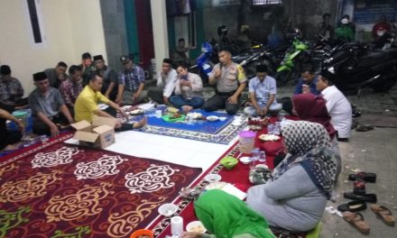 Bhabinkamtibmas Polsek Cipondoh Kel. Petir Aiptu Insan Nurdin bersama Tiga Pilar Hadiri Pelaksanaan Rempug Warga/ Musrembang Tingkat RW di Jl Kh Ahmad Dahlam Kel. Petir