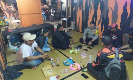 Koordinasi Dengan Para Ormas Bhabinkamtibmas Polsek Cipondoh Wil. Kel. Pinang, Aiptu Asmad Sambangi Ormas PP di Kel. Pinang