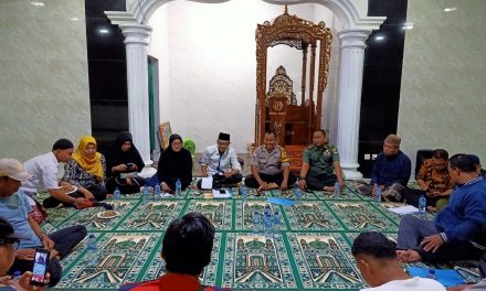 Pelaksanaan Rembug Warga/ Musrembang Tingkat RW di Masjid Nurul Huda Dihadiri Bhabinkamtibmas Polsek Cipondoh kel. Cipondoh Aiptu Sukarno Bersama Tiga Pilar