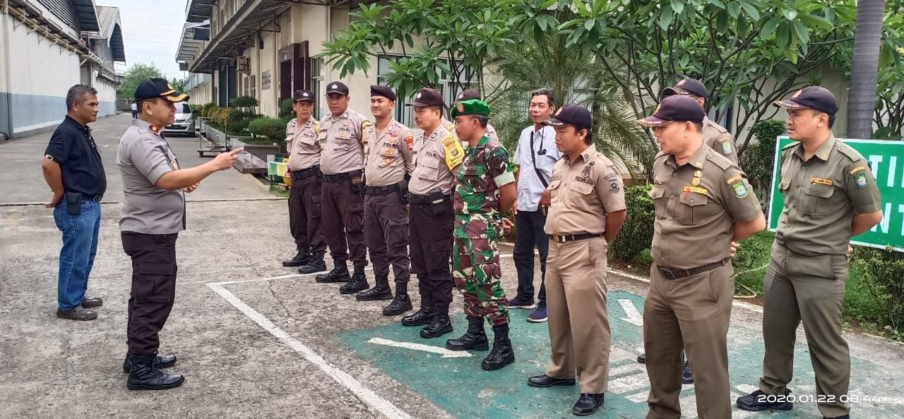 Kapolsek Cipondoh Pimpin Apel Kesiapan dan Pengamanan Aksi Unras Dalam Rangka Menolak RUU Omnibus Law di Puspem Kota Tangerang