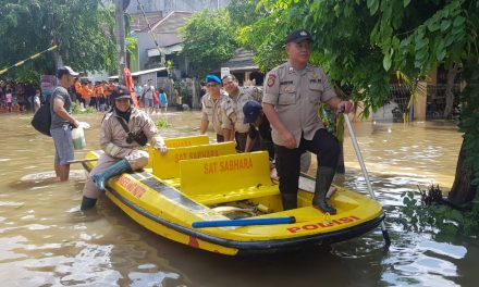 Kapolsek Karawaci Kompol Yulies Andri Pratiwi S.IK Pimpin Pertolongan Terhadap Korban Banjir Wilayah Karawaci