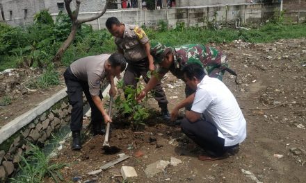 Anggota Binmas Polsek Cipondoh Peduli Lingkungan Hijau Dengan Menanam Bibit Pohon