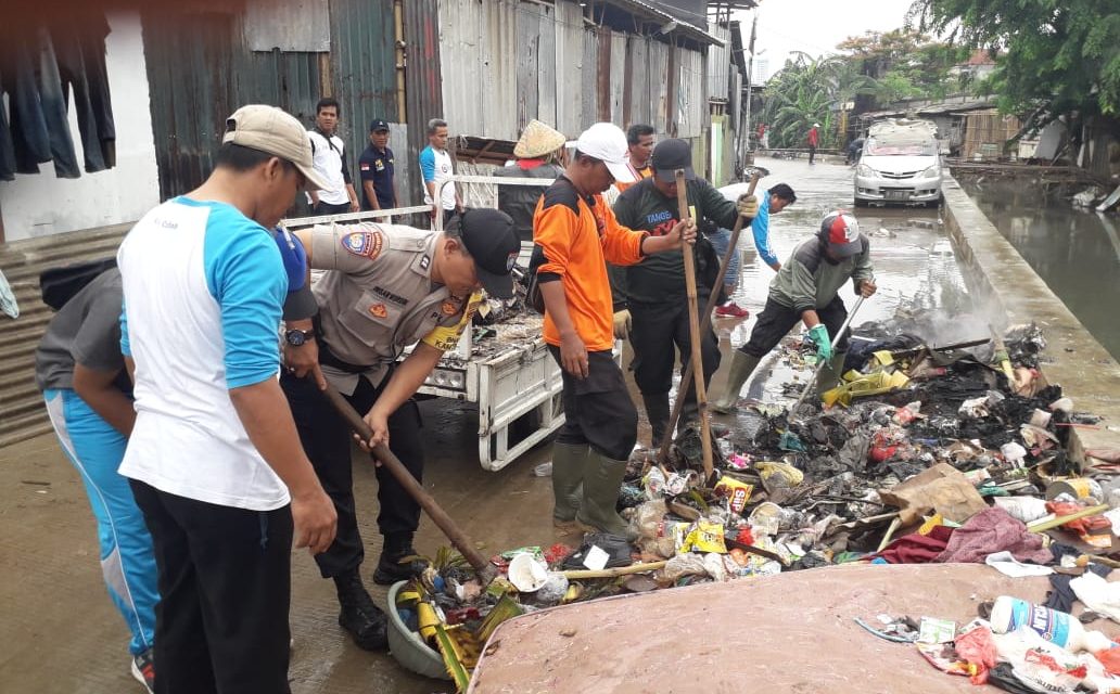 Bhabinkamtibmas Polsek Cipondoh Bergabung Dengan Tiga Pilar Kerja Bakti