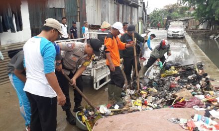 Bhabinkamtibmas Polsek Cipondoh Bergabung Dengan Tiga Pilar Kerja Bakti