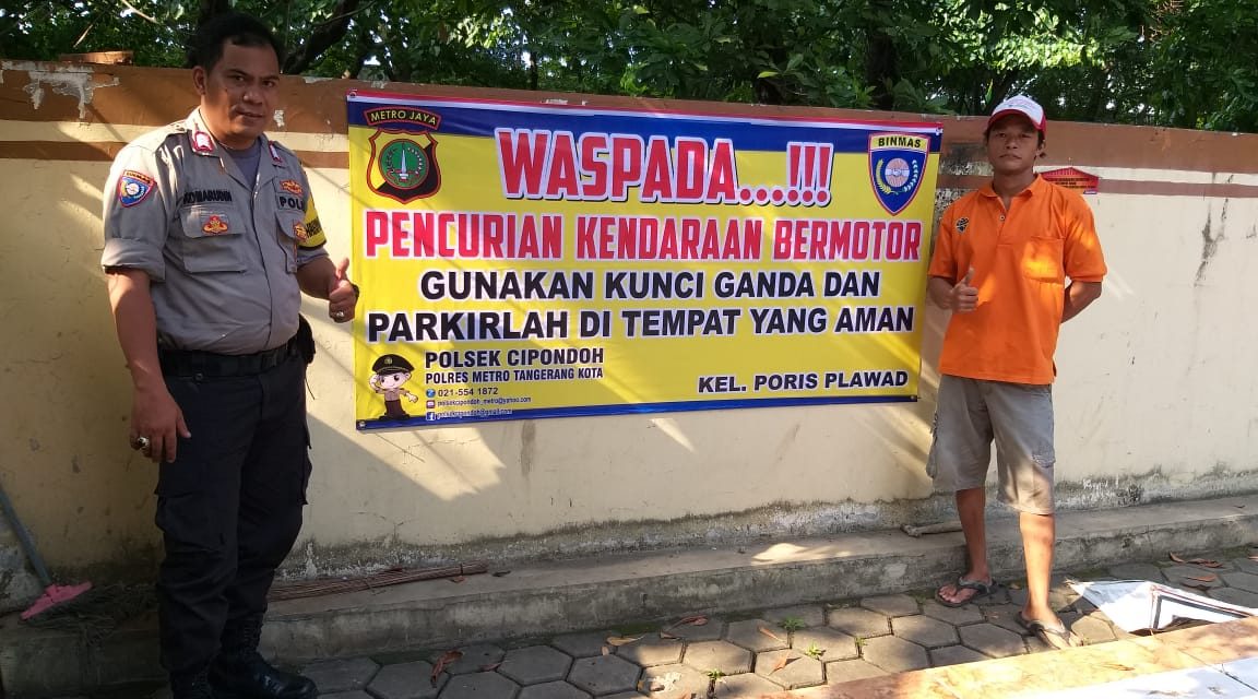 Antisipasi Terjadinya Pencurian Kendaraan, Bripka Komarudin Pasang Spanduk Himbauan