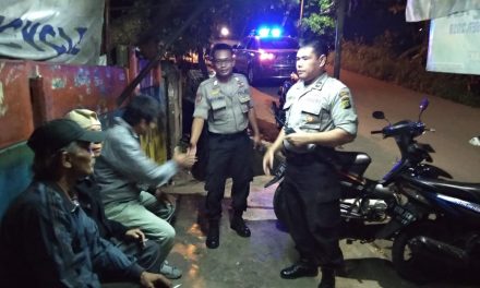 Anggota Samapta Polsek Cipondoh, Patroli Dialogis ke Komunitas Ojek Pangkalan