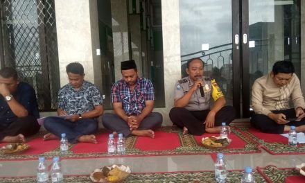 Rembug Warga Bersama Pihak Kelurahan Dan Bhabinkamtibmas Membahas Penanganan Banjir