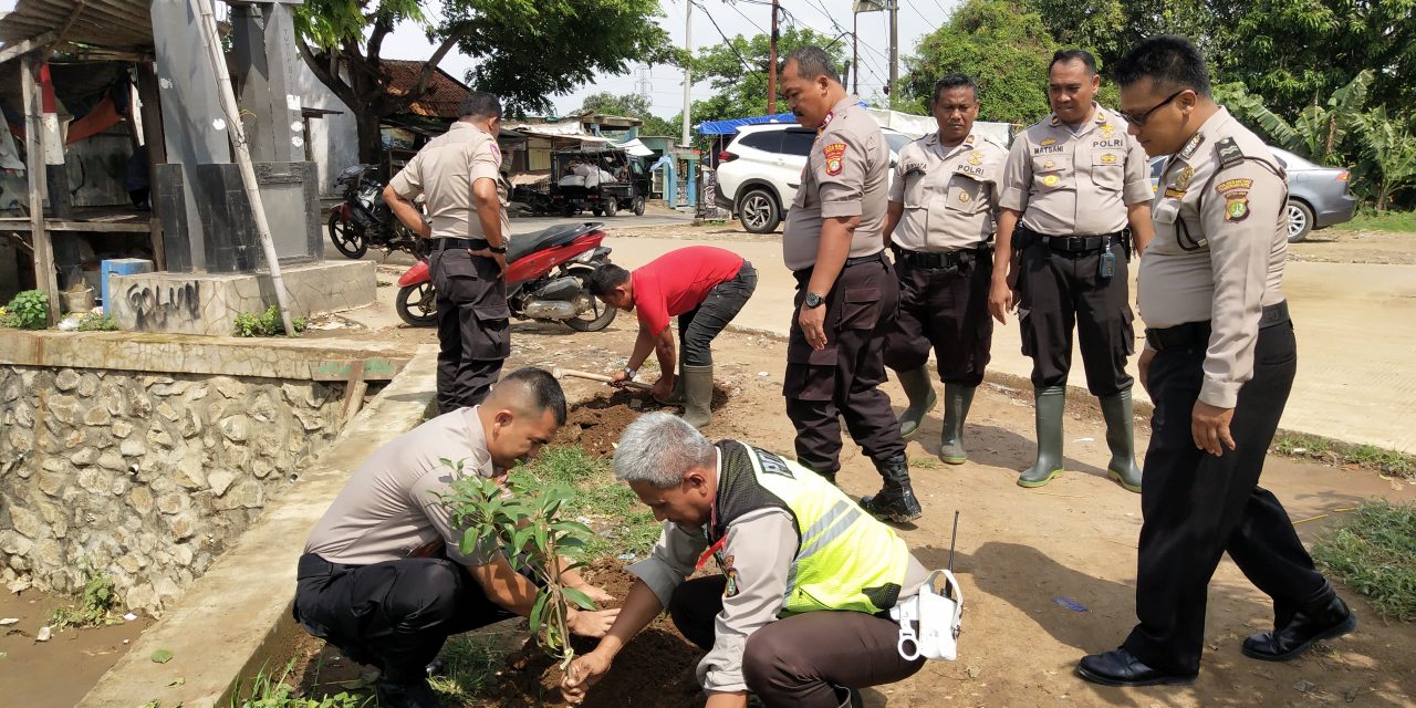 Penanaman Pohon Dibantaran Sungai Cisadane Dipimpin Kapolsek Teluknaga