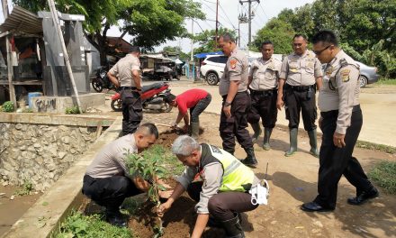 Penanaman Pohon Dibantaran Sungai Cisadane Dipimpin Kapolsek Teluknaga