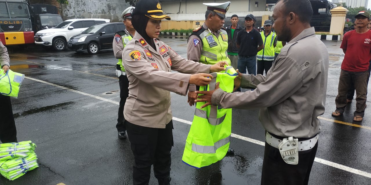 “SUPELTAS” (Sukarelawan Pengatur Lalu lintas) Kompol Yulies Andri Pratiwi S.IK Berikan Rompi SUPELTAS wilayah karawaci