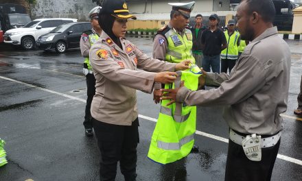 “SUPELTAS” (Sukarelawan Pengatur Lalu lintas) Kompol Yulies Andri Pratiwi S.IK Berikan Rompi SUPELTAS wilayah karawaci