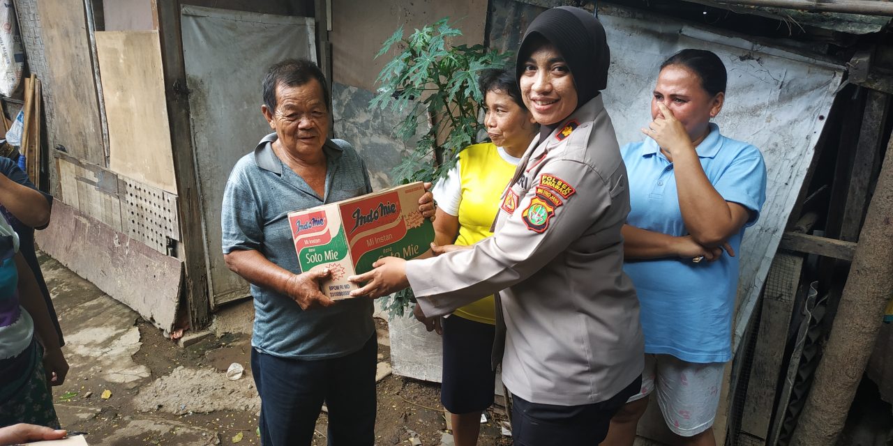 Kapolsek Karawaci Mengadakan Bakti Sosial Pemberian Sembako Kepada Warga Kelurahan Bojong Jaya