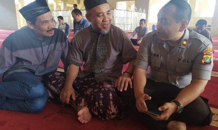 Kapolsek Cipondoh Kota Tangerang Melaksanakan Cooling System Silaturahmi Kepada Tomas dan Shalat Dzuhur Bersama Warga di Masjid Al Ikhlas Cipondoh