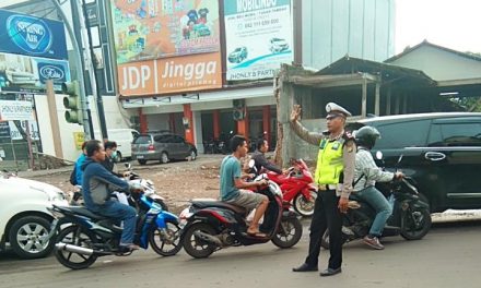 Layani Masyarakat Personil Lantas Polsek Cipondoh Laksanakan Protab Gatur Lalin Sore Hari di Lintasan Jl.Kh.Hasyim Asyari Simpang Tiga Gondrong Cipondoh