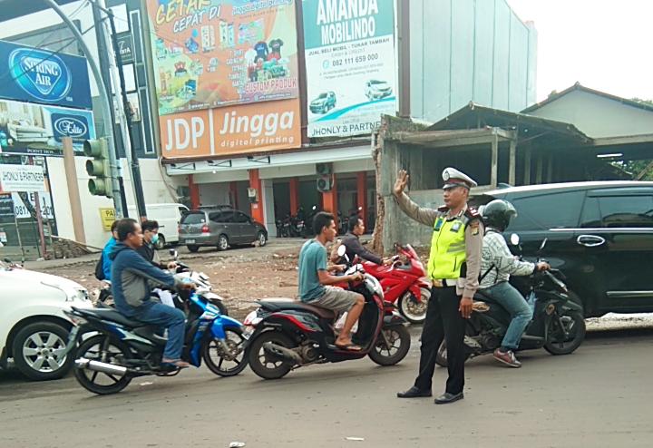 Layani Masyarakat Personil Lantas Polsek Cipondoh Laksanakan Protab Gatur Lalin Sore Hari di Lintasan Jl.Kh.Hasyim Asyari Simpang Tiga Gondrong Cipondoh