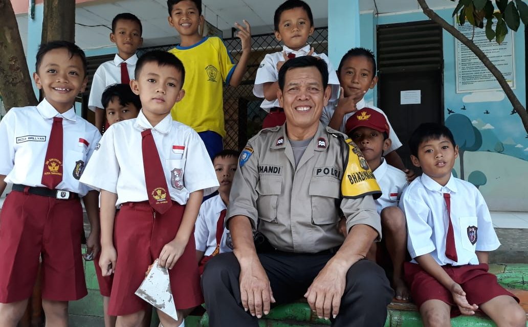 Polisi Sambang Sekolah ( Polkiss ) Bhabinkamtibmas Polsek Cipondoh Kel. Kenanga Aiptu Suhandi Sambangi SDN 07 Kenanga Cipondoh