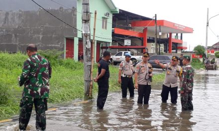 Wakapolres Metro Tangerang Kota Tinjau Langsung Lokasi Banjir di Wilayah Hukum Polsek Jatiuwung