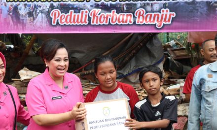 Kabaharkam Polri Serahkan 2 Truk Bantuan ke Korban Banjir di Cileduk