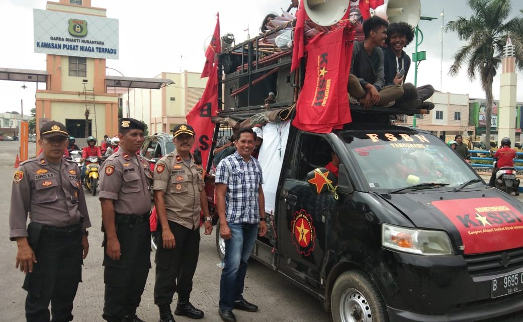 Aksi Serikat Buruh unras ke Gedung DPR RI dan Istana Negara Jakarta, Polisi turut ikut melaksanakan Pengamanan dan pengawalan