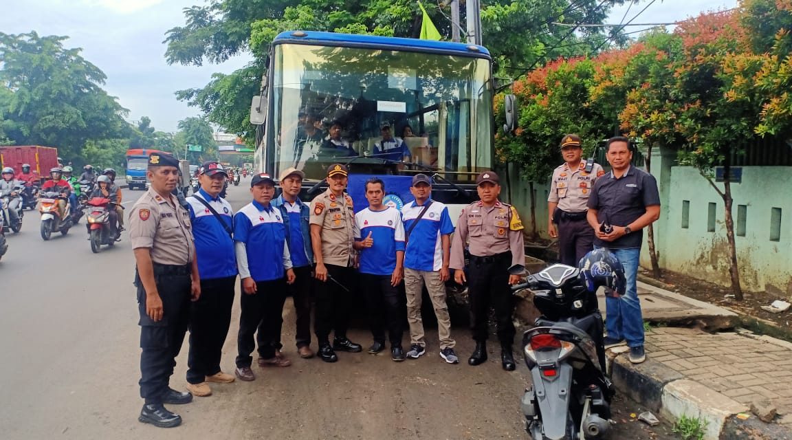 Polsek Batu ceper laksanakan pengamanan keberangkatan Massa Buruh FSP RTMM SPSI Prov. Banten & FSP LEM SPSI Kota Tng menuju Istana Negara RI Jakarta Pusat