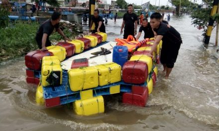 Dengan Menggunakan Perahu Rakitan Jeriken Bekas, Polsek Jatiuwung Evakuasi Warga Yang Terjebak Banjir