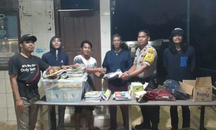 Bhabinkamtibmas Kel. Pinang Polsek Cipondoh Aiptu Asmad bersama Karang Taruna Kel. Pinang Berikan Bantuan Kepada Korban Banjir Di Perumahan PGP