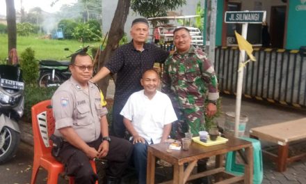 Ciptakan Lingkungan Yang Aman dan Nyaman, Bhabinkamtibmas Polsek Cipondoh Wil. Kel. Poris Plawad Indah, Aiptu Saadih Sambangi Toga dan Tomas di Perum Taman Royal 2