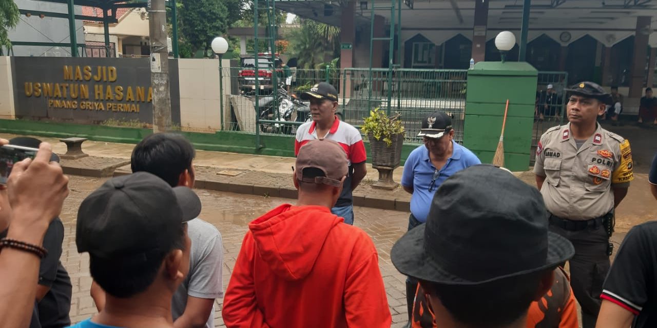 Bhabinkamtibmas Kel. Pinang Polsek Cipondoh Melaksanakan Bakti Sosial Terpadu Bersama Tiga Pilar dan Unsur Masyarakat di Lingkunga Masjid Uswatun Hasanah Kel. Pinang