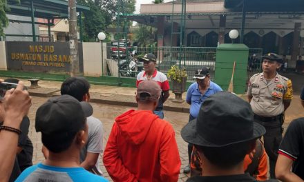 Bhabinkamtibmas Kel. Pinang Polsek Cipondoh Melaksanakan Bakti Sosial Terpadu Bersama Tiga Pilar dan Unsur Masyarakat di Lingkunga Masjid Uswatun Hasanah Kel. Pinang