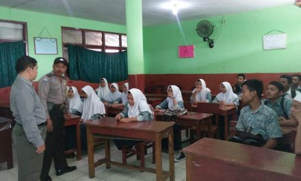 Laksanakan Program Unggulan Sambang Polkiss, Aiptu T.Raharjo kunjungi Sekolah SMP Yapidha di Kel. Kunciran Indah Pinang