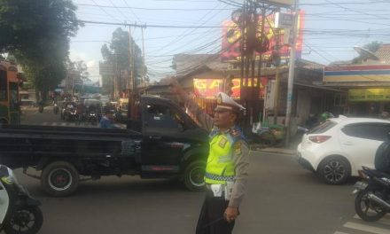 Unit Lantas Polsek Cipondoh Melaksanakan  Protap Gatur Lalin Sore Hari di Jalan KH. Hasyim Asyari Simpang Tiga Gondrong Cipondoh