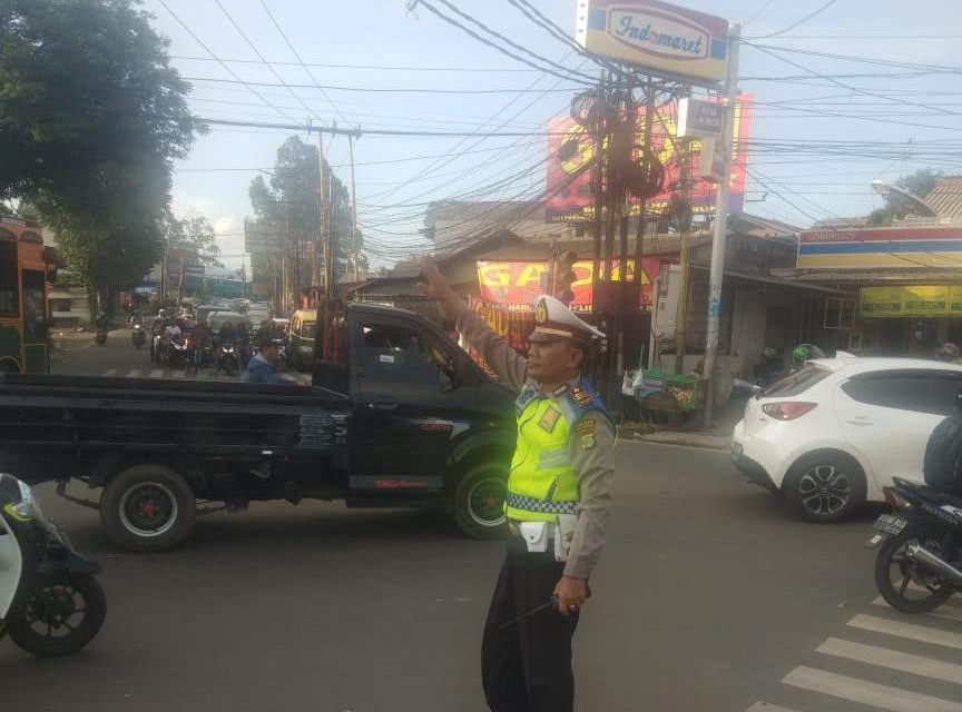 Unit Lantas Polsek Cipondoh Melaksanakan  Protap Gatur Lalin Sore Hari di Jalan KH. Hasyim Asyari Simpang Tiga Gondrong Cipondoh