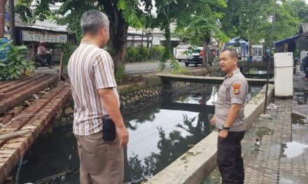 Antisipasi Banjir, Kapolsek Cipondoh Bersama Kanit Intel Melaksanakan Pengecekan Debit Air dan Pengecekan Daerah Rawan Banjir di Kel. Petir Cipondoh