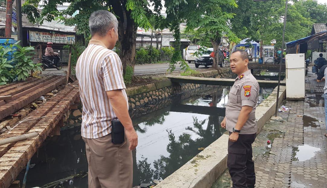 Antisipasi Banjir, Kapolsek Cipondoh Bersama Kanit Intel Melaksanakan Pengecekan Debit Air dan Pengecekan Daerah Rawan Banjir di Kel. Petir Cipondoh