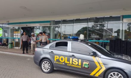 Unit Sabhara Polsek Cipondoh Melakukan Patroli Rutin dengan Mengambil Sasaran Mengamankan Pusat Perbelanjaan