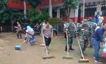 Kapolsek Jatiuwung, Kompol Aditya S.P Sembiring Pimpin Kerja Bakti Tiga Pilar Bersihkan Lokasi Banjir Panunggangan Barat