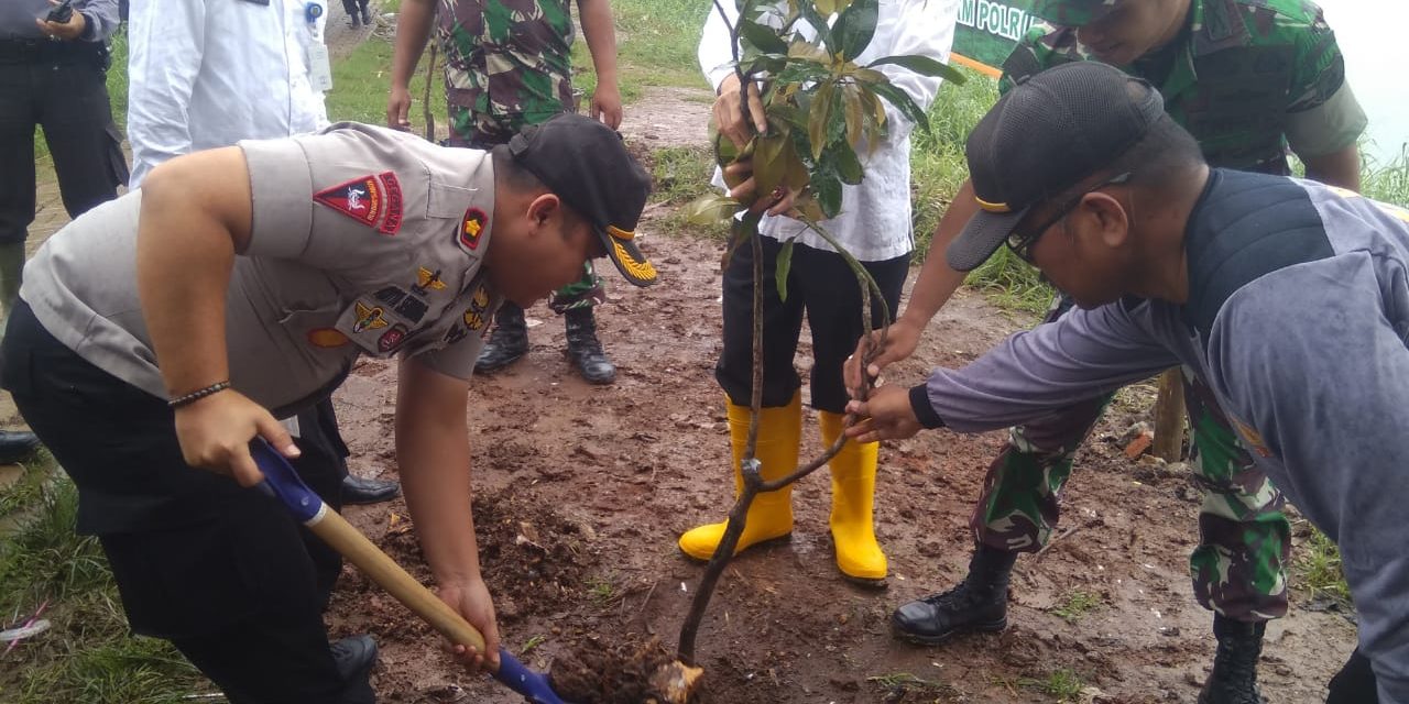 Cegah Tanah Agar Tidak Erosi, Kapolsek Jatiuwung Bersama Danramil 06/Jtu dan Muspika Periuk Lakukan Penghijauan