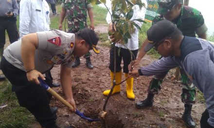 Cegah Tanah Agar Tidak Erosi, Kapolsek Jatiuwung Bersama Danramil 06/Jtu dan Muspika Periuk Lakukan Penghijauan