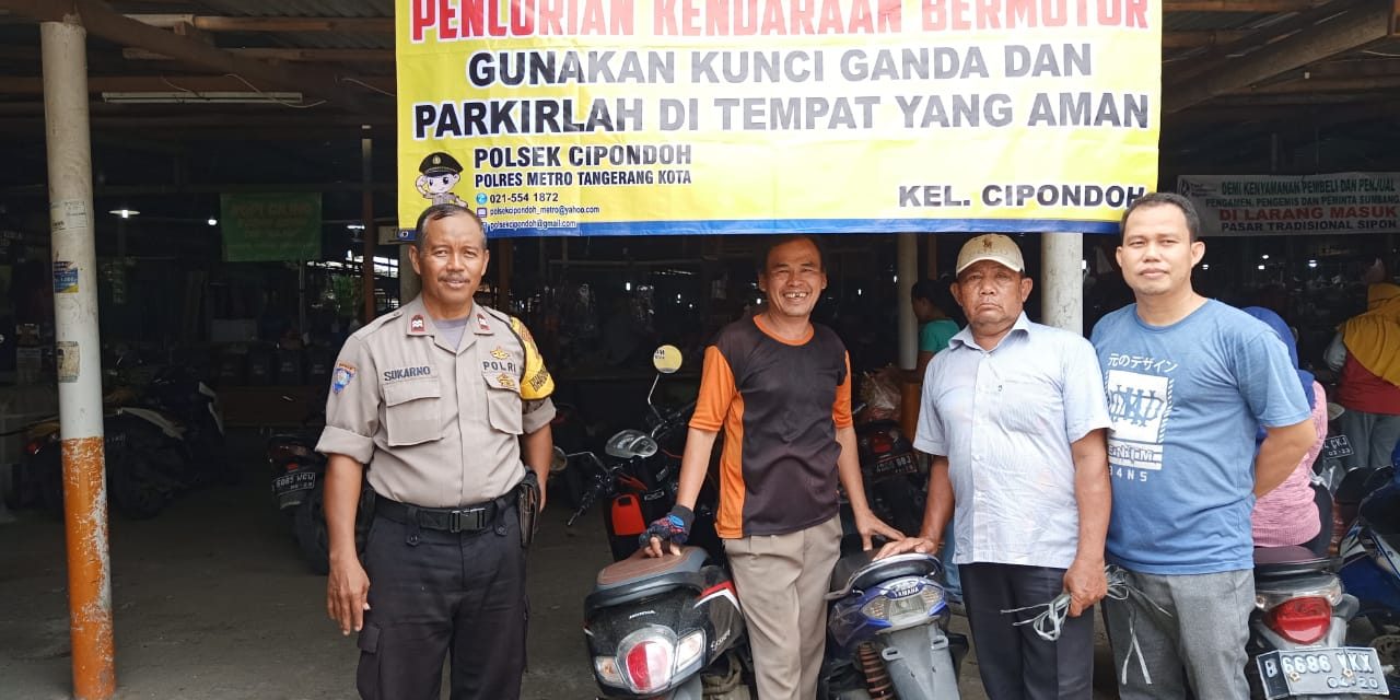 Pemasangan Spanduk “ HIMBAUAN PENCURIAN KENDARAAN BERMOTOR” di Pasar Tradisional Sipon Cipondoh