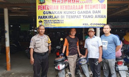 Pemasangan Spanduk “ HIMBAUAN PENCURIAN KENDARAAN BERMOTOR” di Pasar Tradisional Sipon Cipondoh