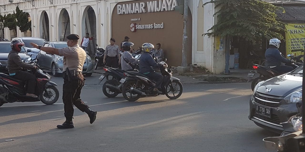 Cegah Kemacetan Mengular, Anggota Samapta Gatur Lalin Di Traffic Light Banjar Wijaya