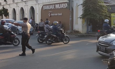 Cegah Kemacetan Mengular, Anggota Samapta Gatur Lalin Di Traffic Light Banjar Wijaya