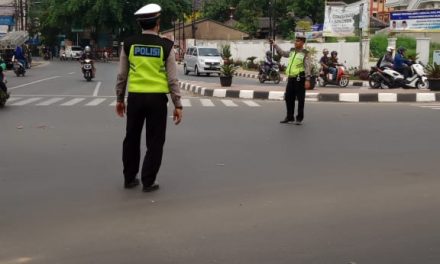 Anggota Lantas Polsek Cipondoh Atur Lalin Di Wilayah Rawan Kemacetan