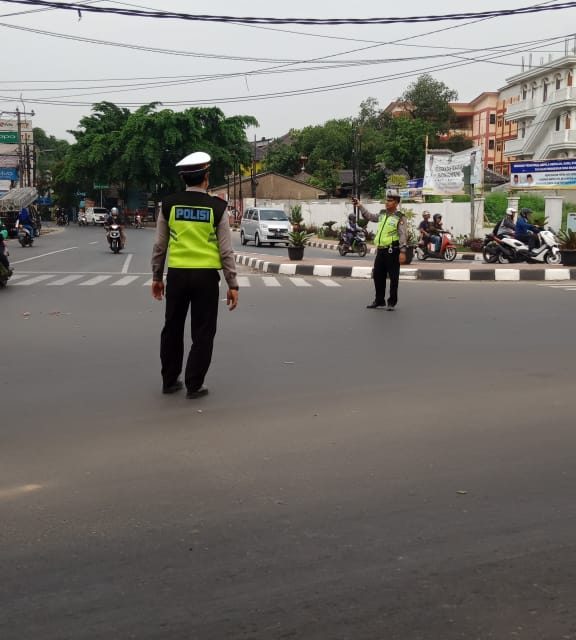 Anggota Lantas Polsek Cipondoh Atur Lalin Di Wilayah Rawan Kemacetan