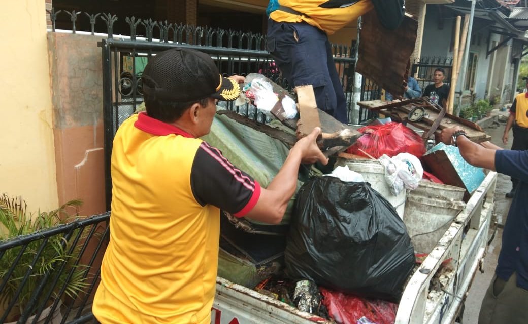 Unsur terkait 3 Pilar Bakti sosial bersih-bersih kampung pasca banjir  di Batu Ceper