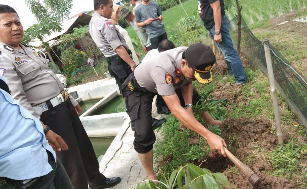 Pasca banjir Kapolsek Batu Ceper menanam pohon dilingkungan Komplek Mabes Polri Kota Tangerang