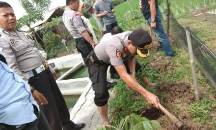 Pasca banjir Kapolsek Batu Ceper menanam pohon dilingkungan Komplek Mabes Polri Kota Tangerang